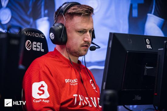 章若楠白衬衣时尚连拍展现独特魅力